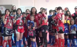 Dünya şampiyonu Muay Thai sporcular anneleriyle müsabakalara hazırlanıyor