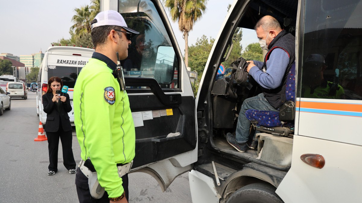 Adana’da gereksiz korna çaldığı için ceza kesilen minibüsçü çileden çıktı