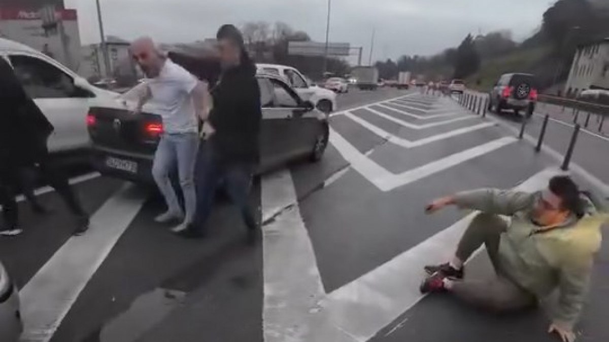 İstanbul’da sürücülerin yumruklu yol kavgası